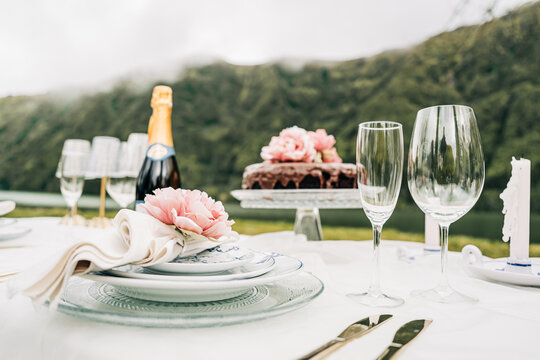 Elegant outdoor celebration table with cake and mountain view