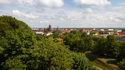 Panoramic view of the Polish city of Gdańsk, with a lot of green in the park © Matt A. Hawk