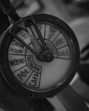 Polish engine order telegraph in the greyscale