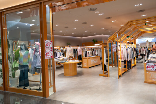 I.T store entrance at KK Mall in Shenzhen