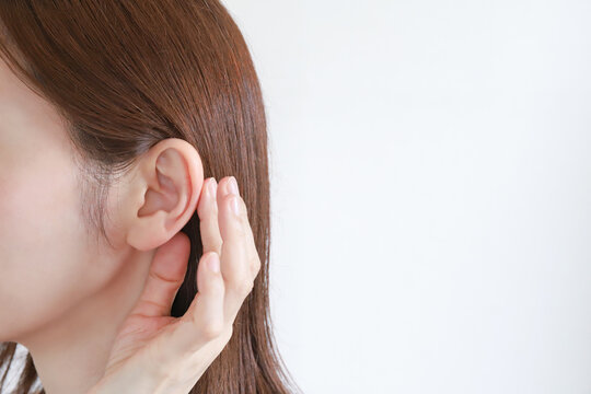 耳を気にする女性　聴力