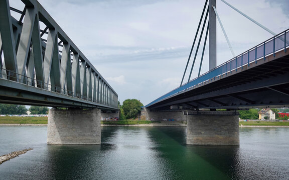 Die Maxau-Rheinbr&uuml;cken zwischen Karlsruhe und W&ouml;rth am Rhein, bestehend aus einer Eisenbahnbr&uuml;cke auf der linken Seite sowie einer Schr&auml;gseilbr&uuml;cke f&uuml;r den Autoverkehr auf der rechten Seite