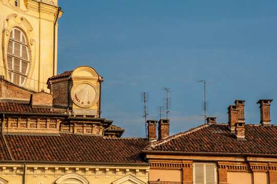 Torino, Italia - Agosto 03, 2014. Fotografia a colori del centro della citt&agrave; di Torino con i suoi orologi sul duomo ed i palazzi di piazza Castello.