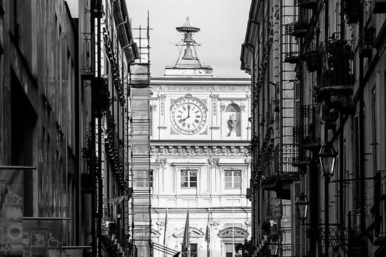 Torino, Italia - Agosto 03, 2014. Fotografia in bianco e nero del centro della citt&agrave; di Torino con l'orologio del palazzo comunale.