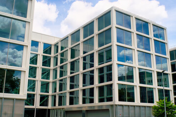Obraz premium This is a big, modern office building with reflections of old buildings on the opposite site.