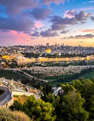 Obraz premium A cityscape at sunset with a winding road and trees