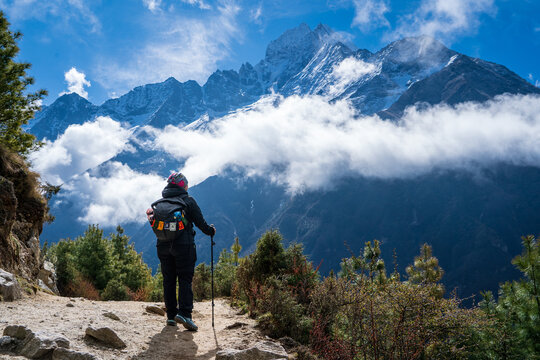 Mujer caminando por los espectaculares caminos del valle khumbu. Yendo al Everest Base Camp, en Nepal.