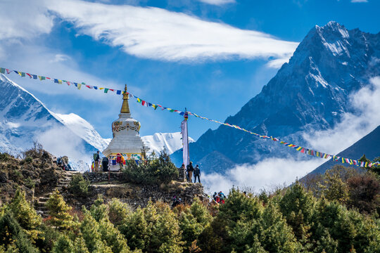 Estupa y banderas de rezos en las cercan&iacute;as de Namche Bazar, en el recorrido al campamento base del Everest