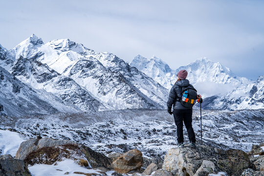 Mujer senderista admirando las vistas de los Himalayas, en su camino al Everest Base Camp, en Nepal.