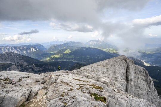 Mountaineer on a rocky ridge, Watzmann crossing to the Watzmann Mittelspitze, view of mountain panorama, Berchtesgaden National Park, Berchtesgaden Alps, Bavaria, Germany