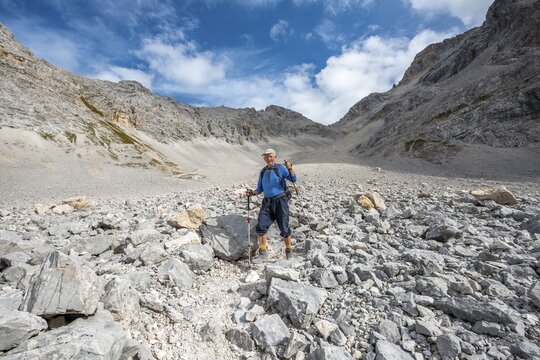 Hikers descending through the Schlauchkar from the Birkkarspitze, Vomper chain, Karwendel, Tyrol, Austria