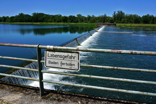 Warnschild; Warnung vor Gefahr durch Ertrinken am Rhein im Breisgau; Baden W&uuml;rttemberg; Deutschland