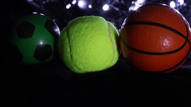 Varias pelotas  con unas luces en un fondo negro con algo de desenfoque 