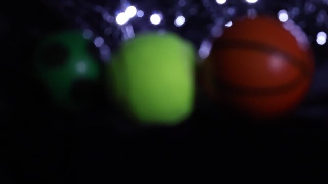Varias pelotas  con unas luces en un fondo negro con algo de desenfoque 