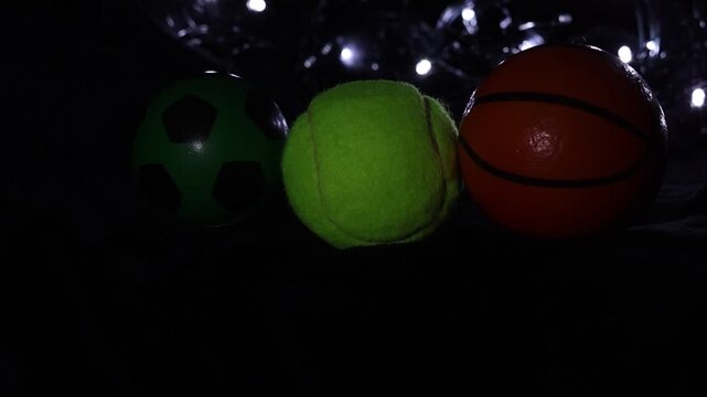 Varias pelotas  con unas luces en un fondo negro con algo de desenfoque 