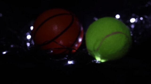 Varias pelotas  con unas luces en un fondo negro con algo de desenfoque 