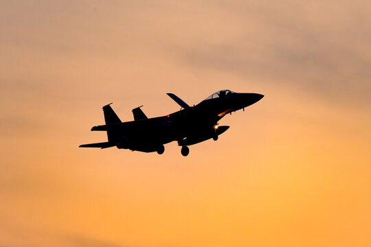 美しい空を背景に飛ぶF-15