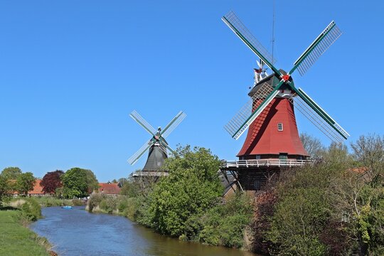 Die Greetsieler Zwillingsm&uuml;hlen Anfang Mai