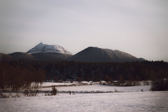 vue sur le puy de dome et le puy de come enneige