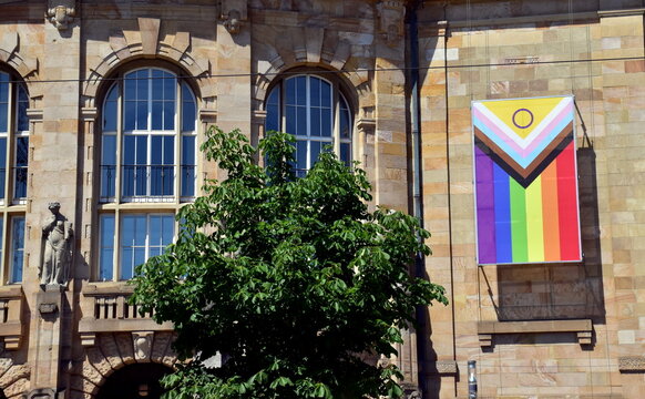 Theater Freiburg zeigt Flagge zum Christoper Street Day