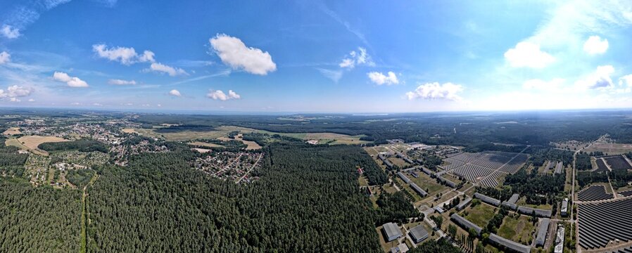 Eggesin und ehemalige Kaserne Karpin mit Solarfeldern 2025, 180&deg;-Panorama