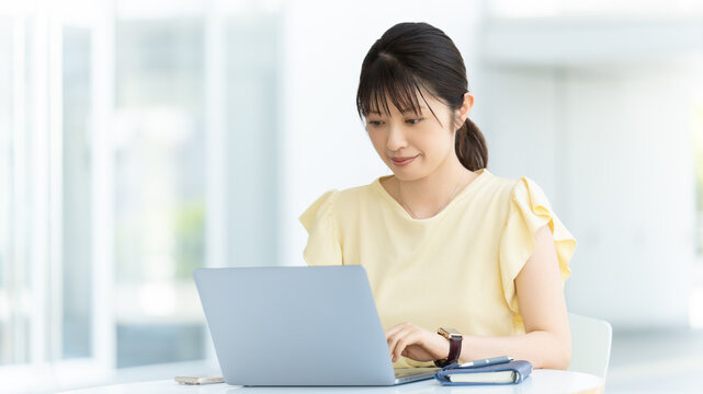 ノートパソコンを使う女性・ビジネスウーマン, Businesswoman Using a Laptop Computer