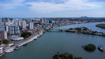 Naklejka premium Bridge in Guarapari Espírito Santo Brazil with Morro da Pescaria in the background – coastal city landscape