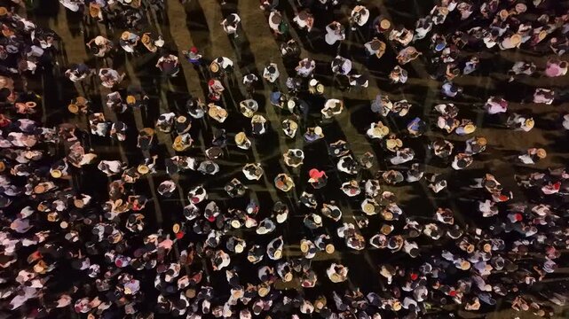 Multitud bailando chacarera y folclore en fiesta gaucha vistos desde el aire, tradici&oacute;n argentina y turismo cultural