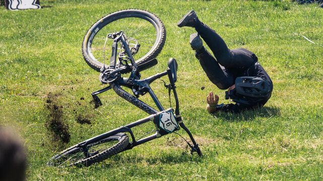 Mountain biker crash at long jump contest 