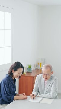 会話するシニア男性とミドル女性