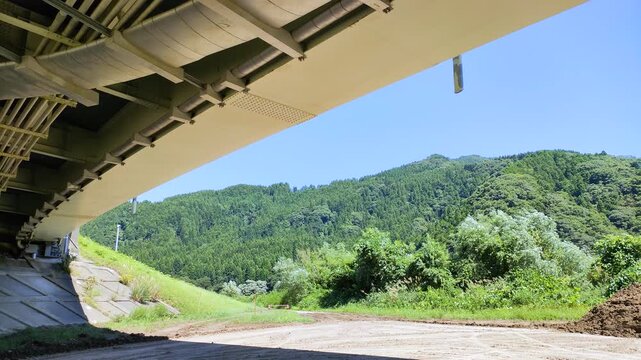 東北の河川に架かる橋梁を見上げる