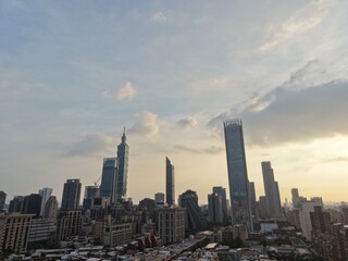 Naklejka premium Taipei city skyline with iconic skyscrapers under a beautiful sunset sky.