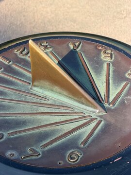 A photo of a Korean sundial showing 4 o&rsquo;clock.