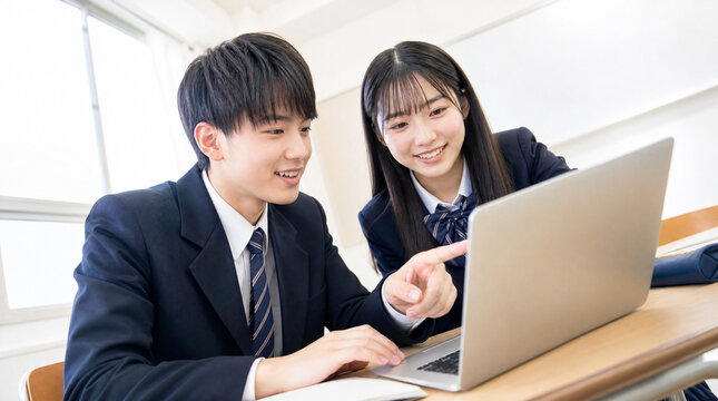 ノートPCを使って一緒に勉強している高校生男女 Japanese students using laptop PC together