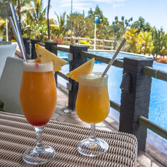 Fototapeta premium Cocktails au bord de la piscine 