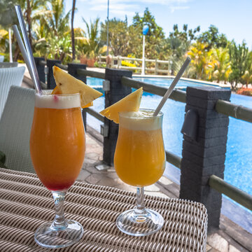 Cocktails au bord de la piscine 