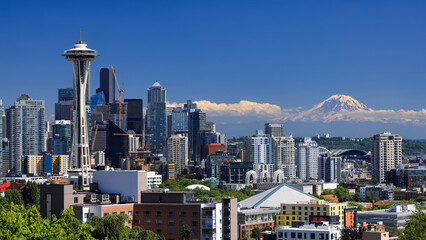 Obraz premium Seattle skyline featuring modern buildings and Mount Rainier