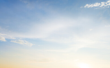Naklejka premium Soft Pastel Sky Background with Gentle Clouds at Sunset
