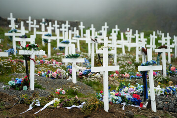 Typischer Friedhof in Grönland mit weißen Holzkreuzen © Mario Schmidt