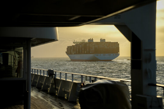 Containerschiff passiert Kreuzfahrtschiff auf offenem Meer