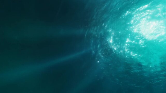 ターコイズブルーの水を通り抜け、右側の泡を照らす複雑な太陽のフレア