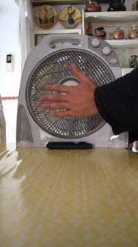Ventilador electromec&aacute;nico aspa rejilla encender turn on fan pala verano calor aire heat hot summer prender on corriente aire fresh air current ventilator en mesa
