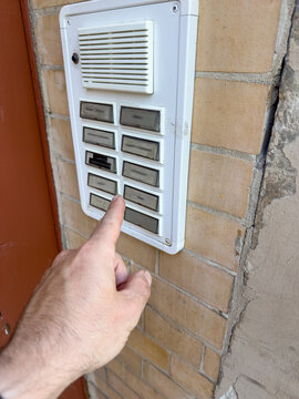 Fraudster ringing a doorbell (stock image)