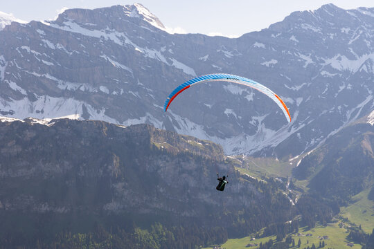 Paraglider &uuml;ber Engelberg, Schweiz