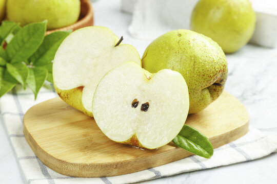 Fresh Xixian Pears from Shanxi - Yulu Variety Cut in Half