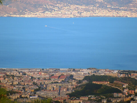 Veduta panoramica sullo Stretto di Messina l'abbraccio urbano tra le coste siciliane e calabresi 447