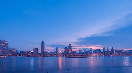 Fototapeta premium Shanghai Skyline at Twilight - Huangpu River Cityscape