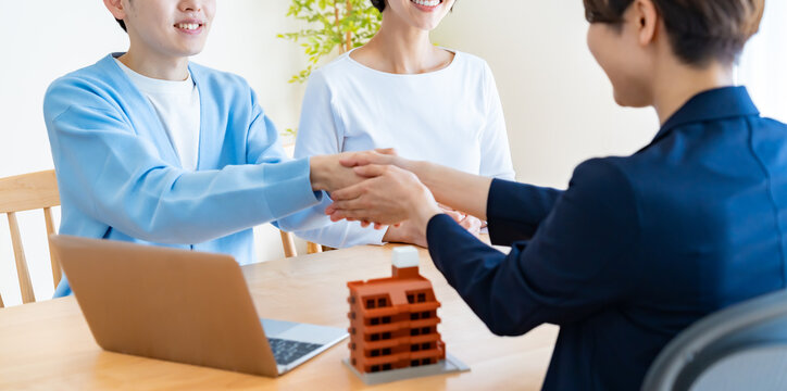 マンションの提案を受ける日本人夫婦
