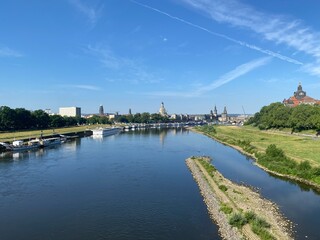 Fototapeta premium Blick über die Elbe auf die Dresdner Altstadt und die Stelle der eingestürzten Carolabrücke. Editorial-Motiv für Stadtentwicklung, Infrastruktur, Tourismus und Verkehr.