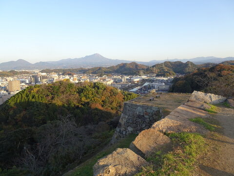 米子城跡の堅牢な高石垣と遠くにそびえる大山連峰の絶景
